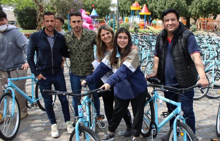 Entregan más de 12 mil bicicletas a chicos de Lomas.