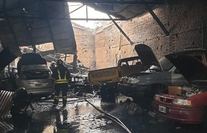 Así quedó el taller tras el incendio.