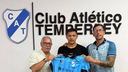 Nicolás Ávalos firmó su primer contrato como profesional en Temperley. Nicolás Ávalos firmó su primer contrato como profesional en Temperley.
