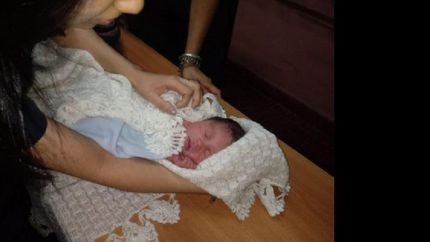 canuelas: policias asistieron a un bebe hallado en un basural