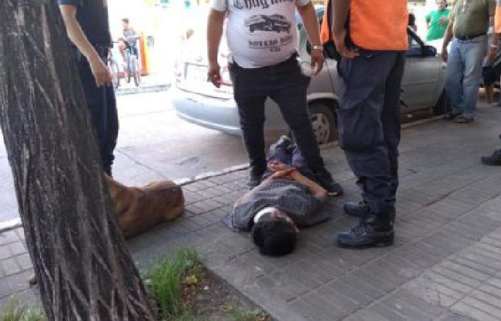 Un policía de civil logró atrapar al joven que ya está detenido.