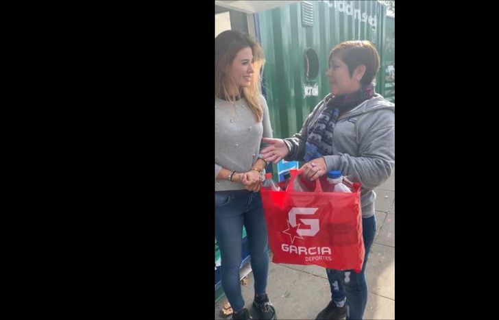 Charló con los vecinos.