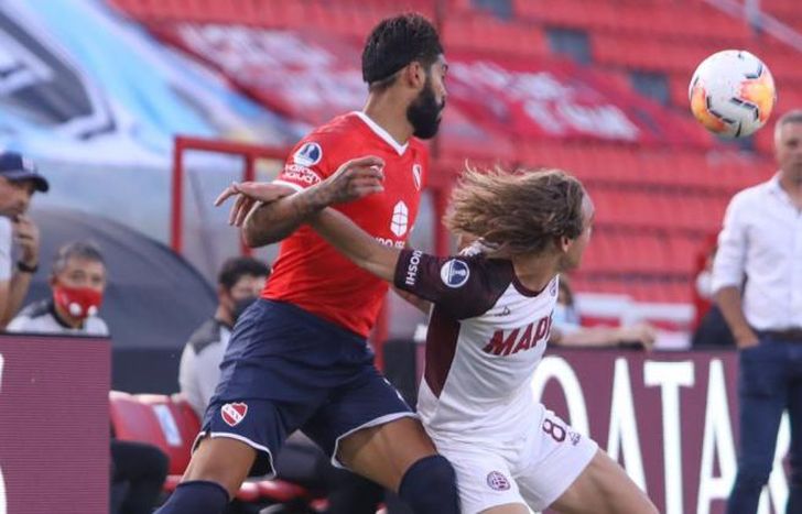 De la Vega se cubre de Barboza para hacerse de la pelota.