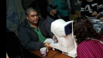 cientos de vecinos en un operativo de salud visual que se realizo en el barrio nocito