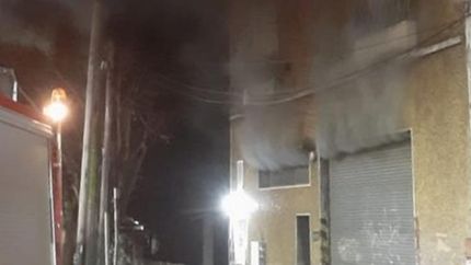 Del taller salió una intensa humareda que asustó a los vecinos de Llavallol. Del taller salió una intensa humareda que asustó a los vecinos de Llavallol.