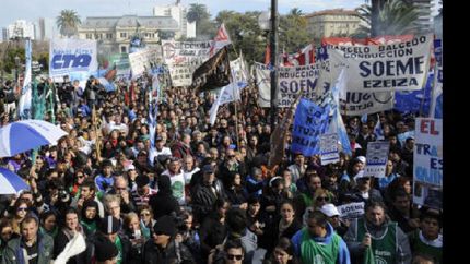 un acampe contra el ajuste frente a la gobernacion