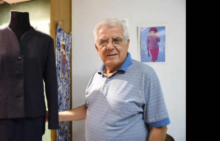 según sassano, EL TRAJE NO SE DEJÓ DE USAR. “LA GENTE QUE VIENE DE UNA CULTURA DEL BUEN VESTIR AMA EL TRAJE A MEDIDA”, DIJO.