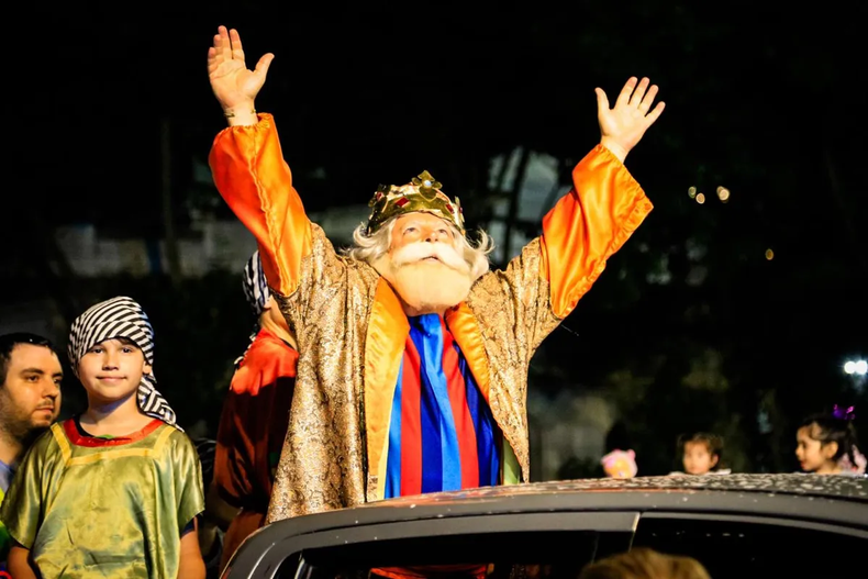 El tradicional desfile de los Reyes Magos arranca 20.30 en Laprida y Meeks.