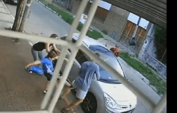 el chico le pegó una patada al sujeto que atacó a su mamá.