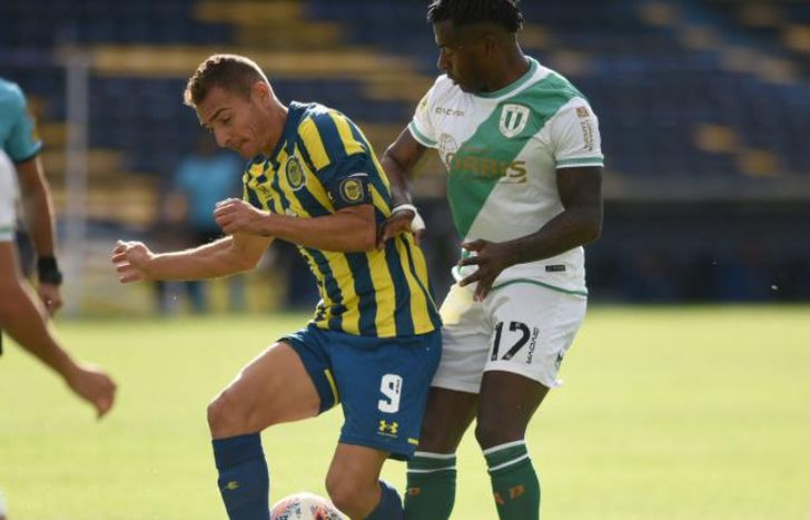 Ruben y Cuero, dos delanteros en procura del balón.