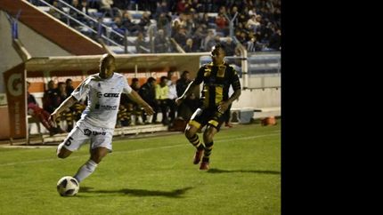 Brum, el mejor de Temperley, quitó e hizo jugar al equipo. Brum, el mejor de Temperley, quitó e hizo jugar al equipo.