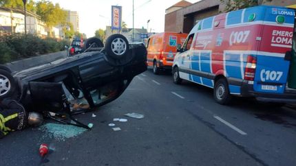 Choque y vuelco sobre la avenida Hipólito Yrigoyen.