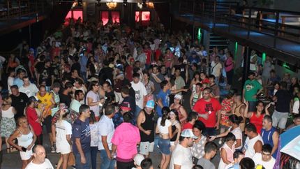 Adolescentes, jóvenes y adultos disfrutan de la música y el baile.