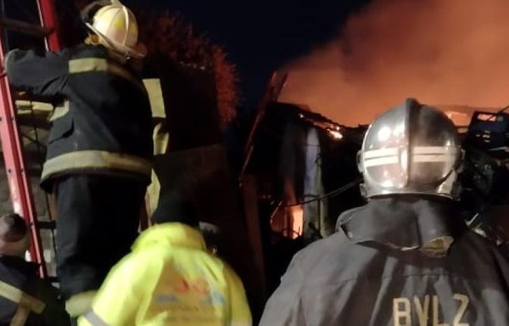Bomberos trabajaron para extinguir el fuego.