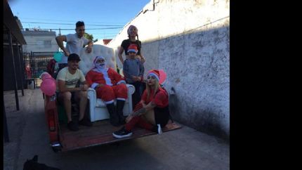 La familia de Centenario acompañada por amigos.