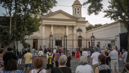 Los vecinos tuvieron que seguir la ceremonia desde la calle.