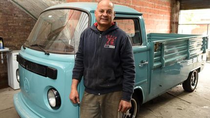 Pedro junto a una Kombi pick up