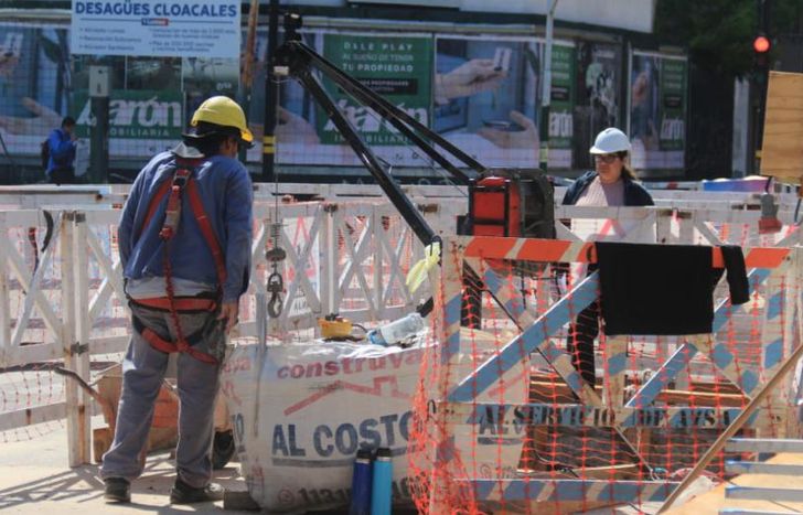 Las cuadrillas van a conectar el último tramo del caño.