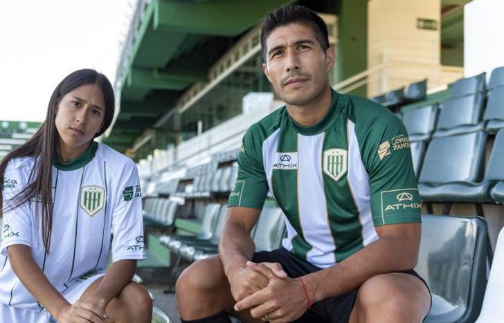 Los dos modelos de camisetas para la temporada 2022.