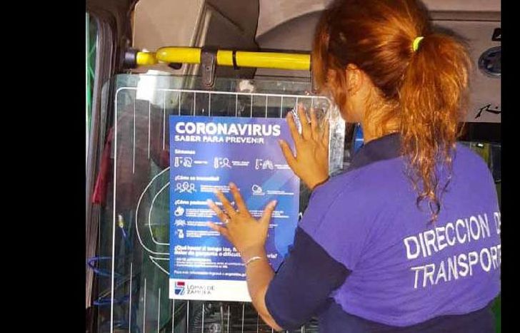 los afiches se pusieron en las líneas de colectivos locales.