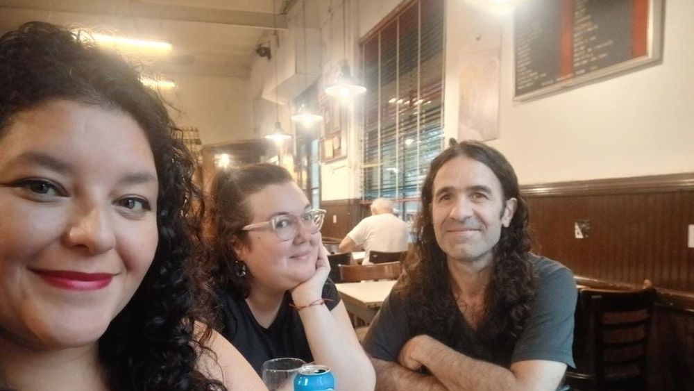 Las oriundas de Lomas de Zamora junto al medium Leonardo que protagonizará la obra. Las oriundas de Lomas de Zamora junto al medium Leonardo que protagonizará la obra.