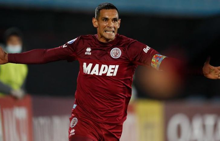 José Sand y su grito 160 con la camiseta de Lanús.