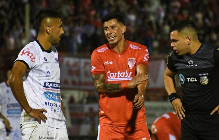 El árbitro Kresta decidió la suspensión del partido.