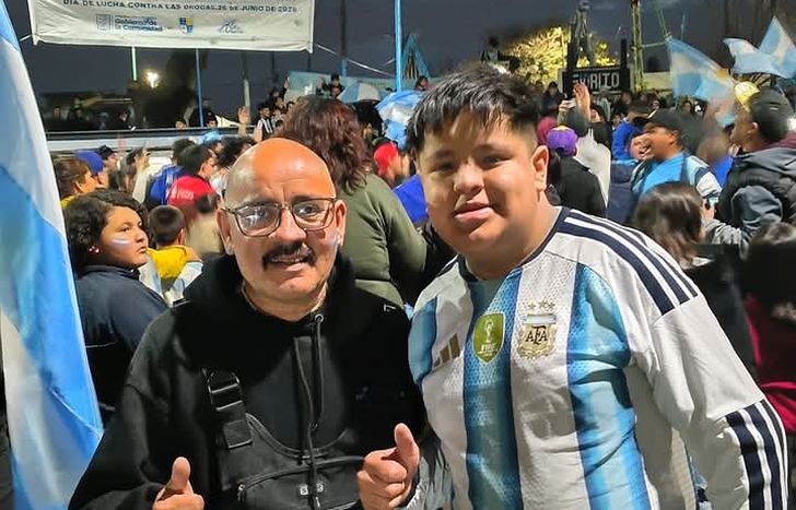 Lolo en Fiorito junto a su único hijo de 14 años que es por quien lucha todos los días para ofrecerle una mejor calidad de vida.&nbsp;