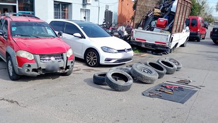 Encontraron cubiertas y herramientas para robar ruedas.