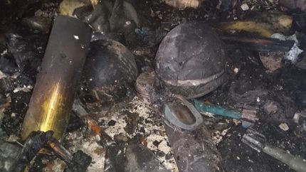 Un casco utilizado por el excombatiente, dañado por el fuego.