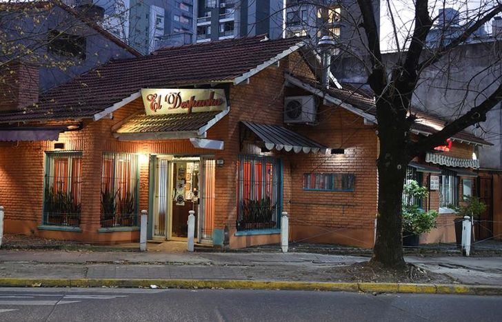 La pizzería está ubicada en Oliden 111.