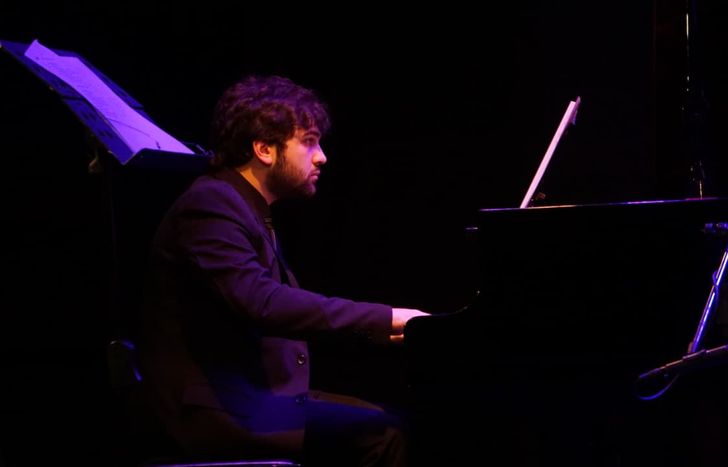 Oriundo de Lomas de Zamora, Leandro se egresó como profesor de piano en la Escuela de Música Popular de Avellaneda.