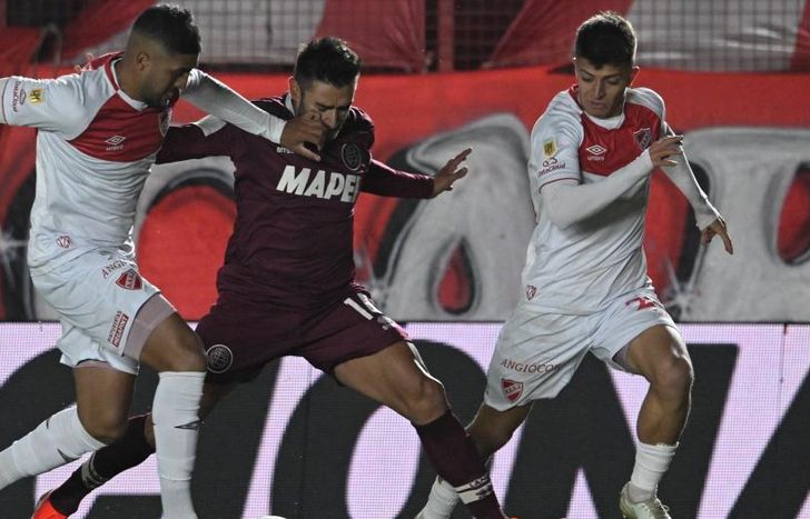 Salvio entre la marca de dos rivales.