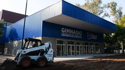 Está ubicado en el Parque Eva Perón.