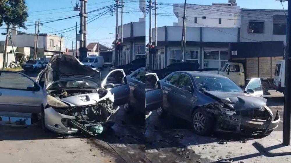 Ambos autos quedaron practicamente destruidos tras el choque. Ambos autos quedaron practicamente destruidos tras el choque.