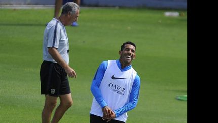 Tevez ingresará en lugar de Zárate.