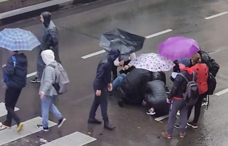 Varios vecinos se acercaron a auxiliar a María Rosa después del accidente.