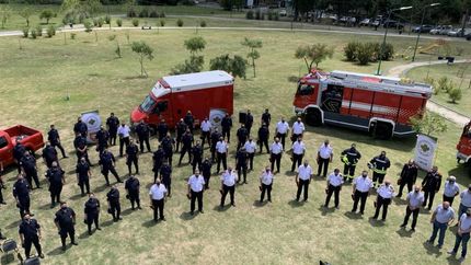 cámara aérea con la formación de bomberos lomenses.