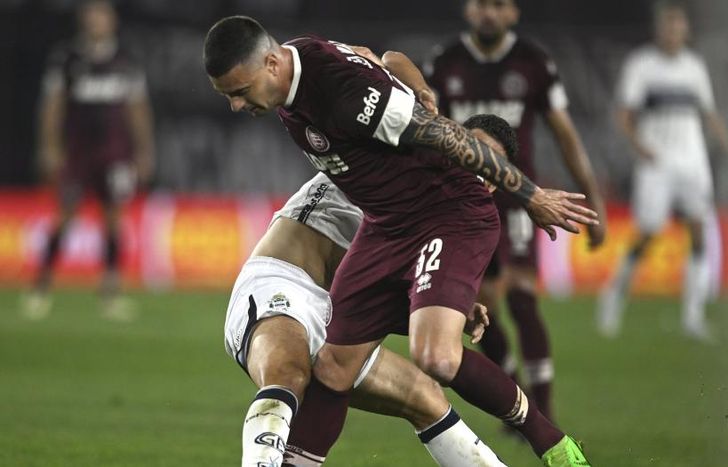 Ramiro Carrera lucha por la pelota.
