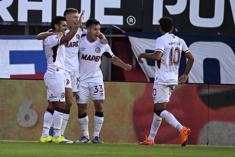 Lanús sacó adelante un duro partido ante San Lorenzo.
