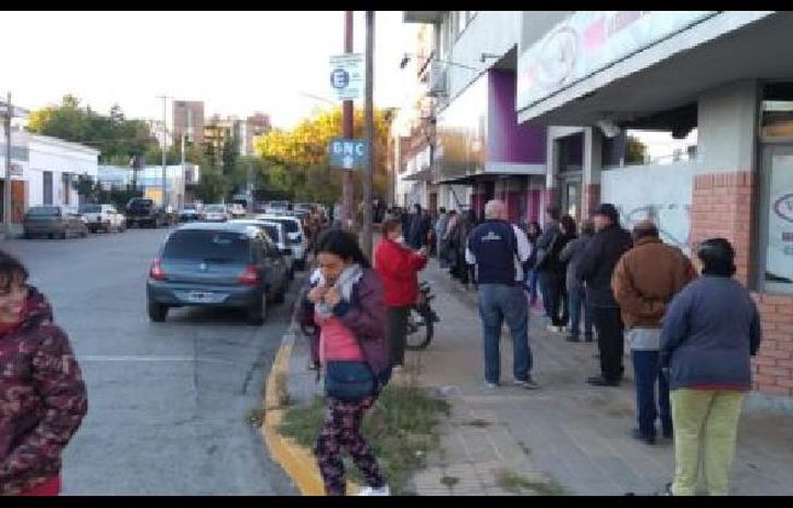 La gente esperó desde la madrugada.