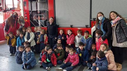 Los chicos del nivel inicial durante la excursión al cuartel.