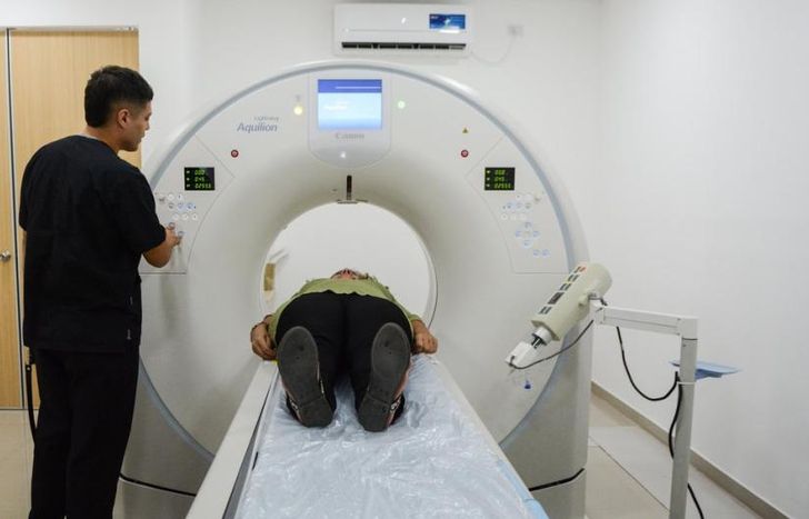 Los profesionales utilizan aparatos de última tecnología.