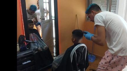 Solidario: le cortó el pelo gratis a chicos en Llavallol