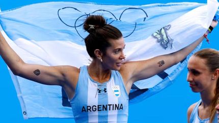 Agustina Albertario celebró la medalla de bronce lograda por Las Leonas en París 2024.