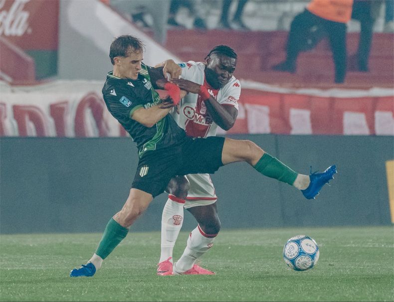 Banfield y Huracán juegan en Parque Patricios.