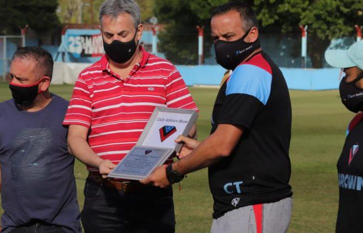 La plaqueta por los 12 años de Vico como DT del club.
