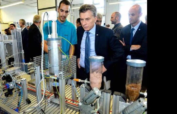 TÃ©lam 06/07/2016 Berlin, Alemania: El presidente Mauricio Macri recorriÃ³ hoy el Centro de CapacitaciÃ³n de la empresa Siemens,  junto al ministro de Transporte, Guillermo Dietrich. Foto: Presidencia