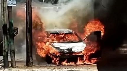 El auto quedó envuelto en llamas.