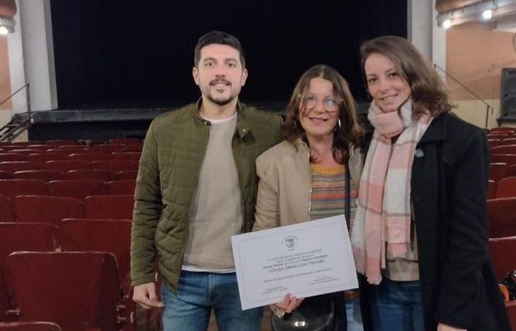 La ganadora, con sus hijos.